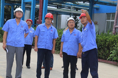 集团公司副总经理鲍学彬到鲁泰化学召开项目建设现场会.JPG