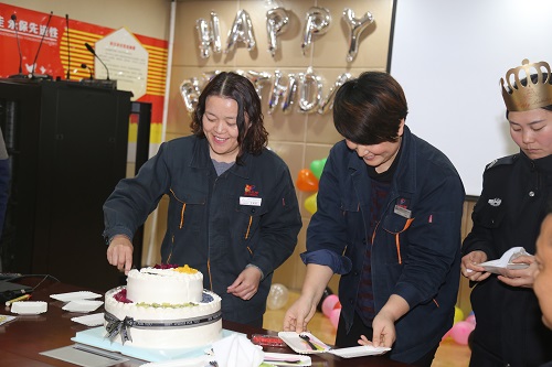 1.4鲁泰化学召开员工集体生日会5.JPG