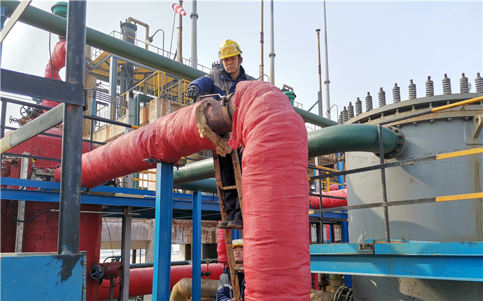 001 2月7日,氯碱车间盐酸工段打了一场漂亮的抢修战，成功解除了4#合成炉过热水管道泄露故障，保障了节日期间的安全生产平稳运行。.jpg