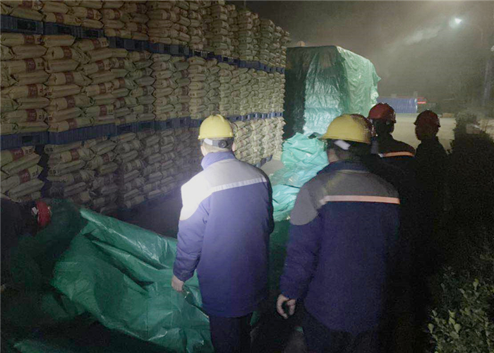 002-2春节放假期间，为防止存在室外的PVC树脂被雨雪淋湿影响产品等级，最大限度保障公司利益，公司值班人员深夜自发对树脂垛进行铺盖，彰显了干部职工强烈的主人翁精神。.jpg