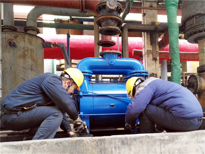 002-8.氯乙烯工段员工刘岚博、袁涛对真空泵废旧基座进行拆除，保障了装置正常运行。.jpg