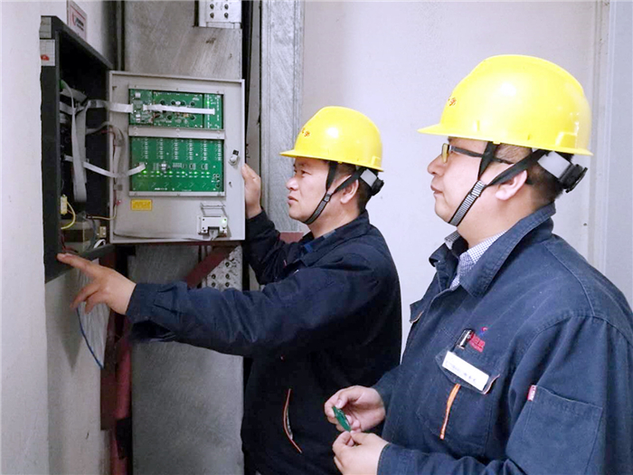 003.2-为确保节日期间供电装置的正常运行，电气运行工段对全厂范围内的配电室进行巡检检查.jpg