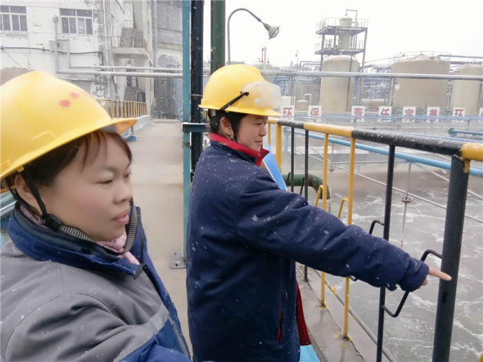 004.2.1污水处理运行班班长杨晓梅对工作认真负责，一丝不苟，巡检发现问题及时处理，操作兢兢业业，调整准确到位，做到了污水的达标排放，指标控制正常。.jpg
