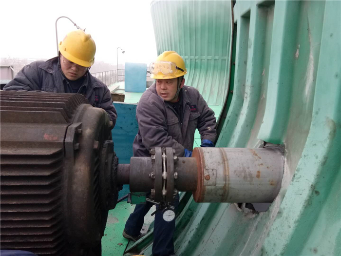 004.3维修工段夏珂、王传勤同志在上岗巡检中发现风机联轴器有松动的迹象，马上进行切换、紧固、找正处理，使备用设备始终处于完好状态。.jpg
