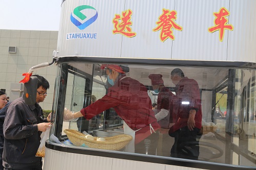鲁泰化学送餐保温车暖人心1.JPG