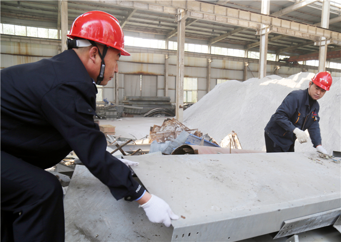 04.03志愿服务助发展 先锋表率展风采——鲁泰化学开展废旧物资“淘宝”志愿服务活动09.jpg