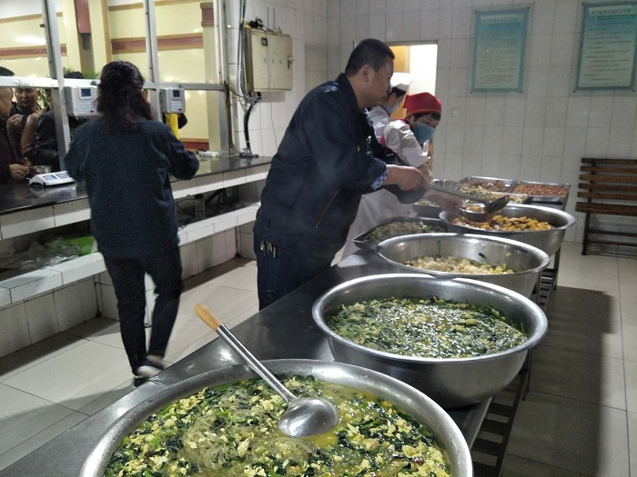 4.11鲁泰化学情系职工努力打造温暖健康“新食堂”3.jpg