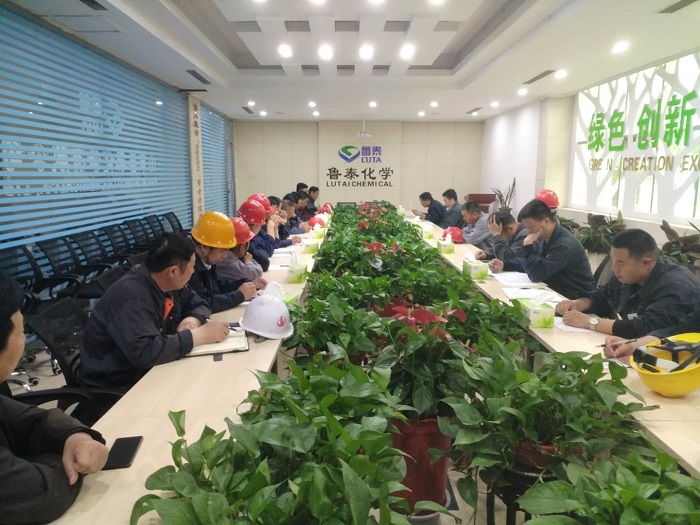 4.23鲁泰化学召开外委施工单位安全会议.jpg