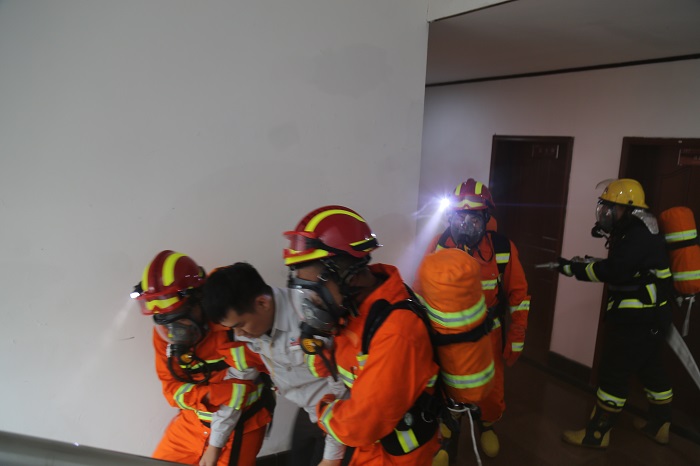 5.27鲁泰化学公司组织消防应急救援疏散演练 DOC 文档1.JPG