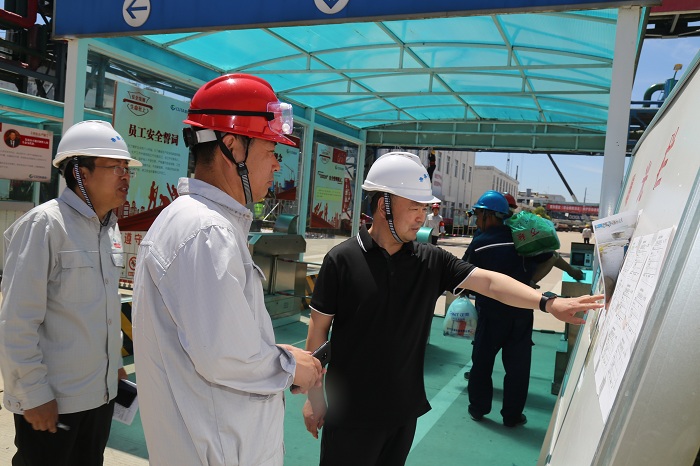 5.29集团公司副总经理张新华到鲁泰化学进行安全大检查3.JPG