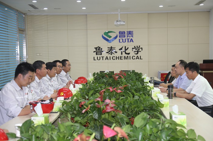 集团公司领导来鲁泰化学送清凉(1)1.JPG