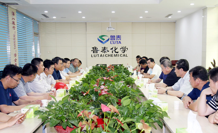 山东省氯碱行业协会秘书长宋祥东一行到鲁泰化学参观考察调研02_副本.jpg