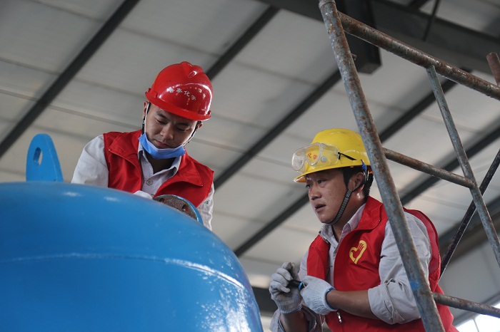 鲁泰化学开展“党员服务我先行 生产一线争先锋”党员志愿服务活动.JPG