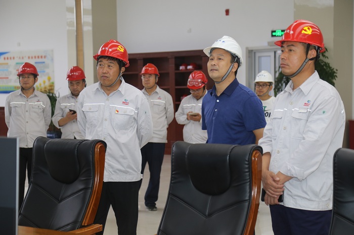 【上级关怀】集团公司总经理魏忠勋到鲁泰化学检查节日期间安全生产工作 (2).JPG