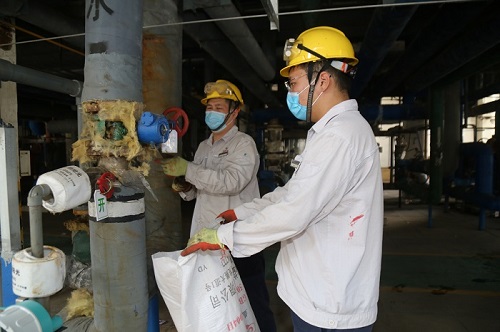 陈庆森、孙文昊更换淡盐水阀门