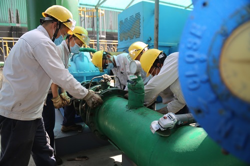 刘帅帅、夏珂、张克祥、王传勤拆换DN350止回阀