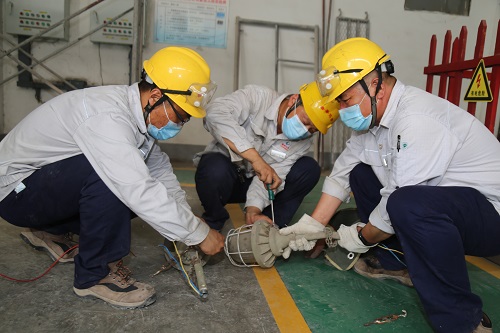 陈蒙、朱宗伦、李晓南改造整流一期、二期照明灯
