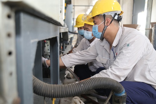 穆肖、秦珂、许忠礼更换二期1号冷冻机油滤