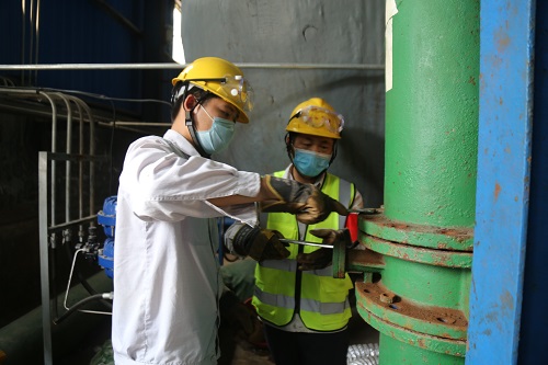 韩艳福、王恒更换液氯二期储槽负压管道阀门