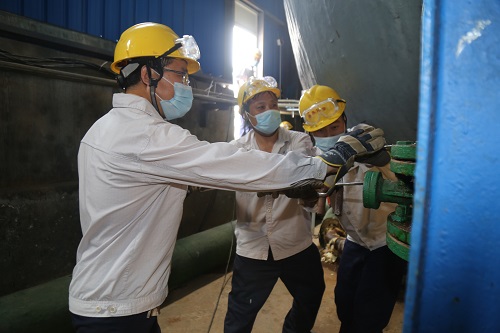 孟海军、马少伟、刘家辉更换液氯二期储槽负压管道阀门