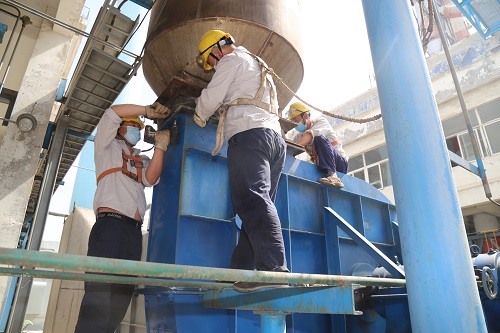 孙绪功、于光星、袁旭更换干燥三线风机软连