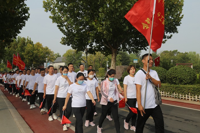 鲁泰化学组织开展“迎中秋庆国庆”健康徒步行活动 (3).JPG