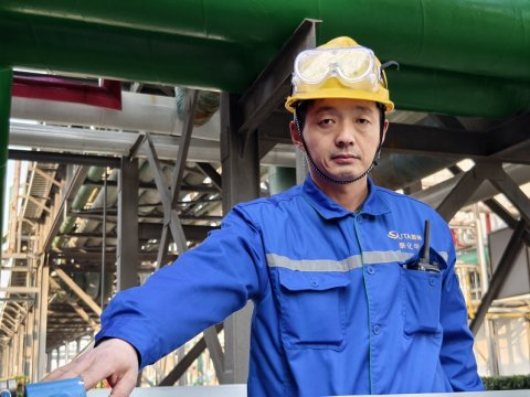 先进工作者 强乃锟