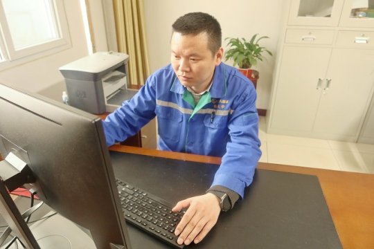 干事创业先锋  潘耀军