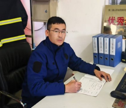 集团先进工作者张文峰