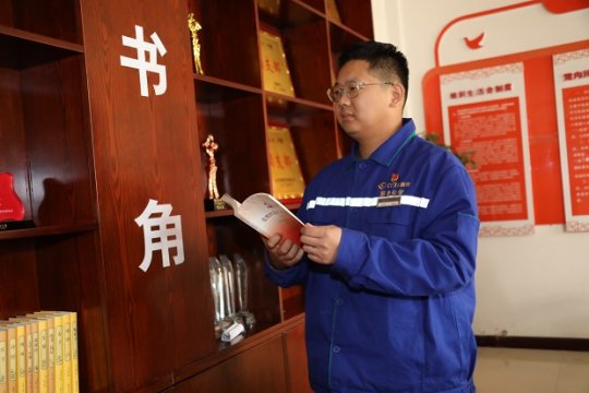 集团先进工作者 张旭