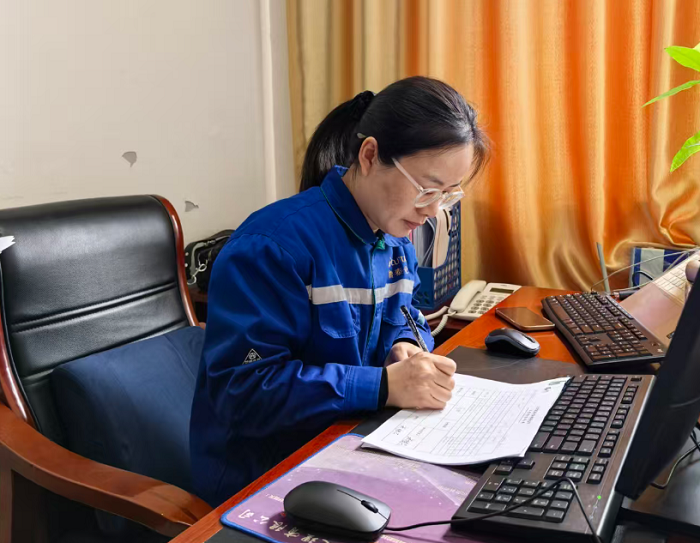 田娜  财务部副经理（主持工作）.png